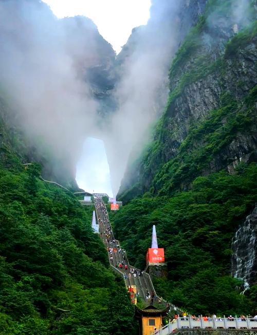 张家界天门山玻璃栈道